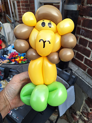 Un lion en ballon sculpté par un artiste pour un enfant