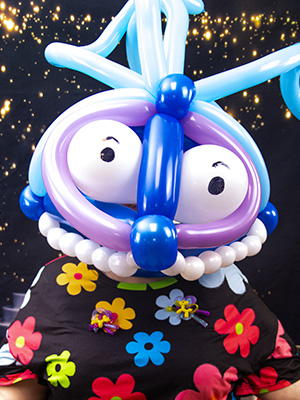 Une téte d'alien en ballon pour une festivité locale