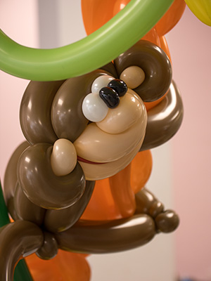 Un petit singe en ballon sculpté par un artiste pro pour un enfant