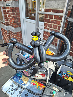 Une sculpture de ballon chauve souris pour une fête d'Halloween