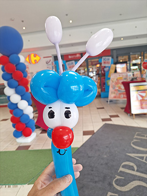 Un petit clown en ballon sculpté par un artiste de rue pro