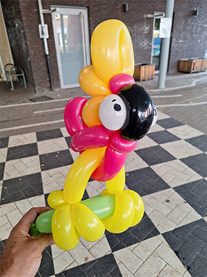 Un ballon scupté sous forme de perroquet par un artiste professionnel